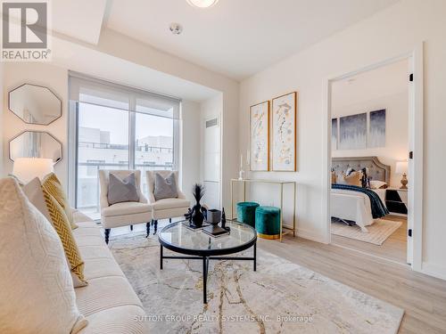 413 - 345 Wheat Boom Drive, Oakville, ON - Indoor Photo Showing Living Room