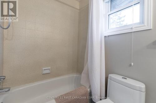 15 Parkside Crescent, London, ON - Indoor Photo Showing Bathroom