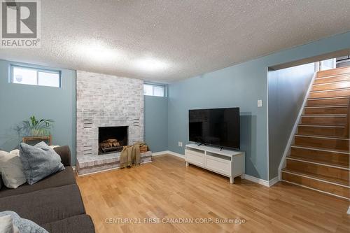 15 Parkside Crescent, London, ON - Indoor Photo Showing Living Room With Fireplace