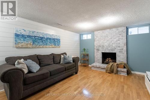 15 Parkside Crescent, London, ON - Indoor Photo Showing Living Room With Fireplace