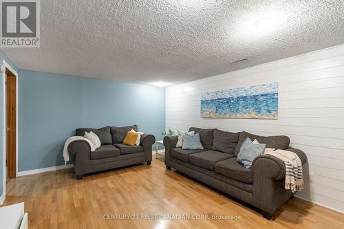 15 Parkside Crescent, London, ON - Indoor Photo Showing Living Room