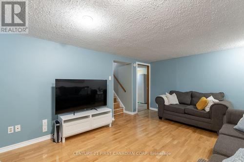 15 Parkside Crescent, London, ON - Indoor Photo Showing Living Room