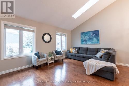 15 Parkside Crescent, London, ON - Indoor Photo Showing Living Room