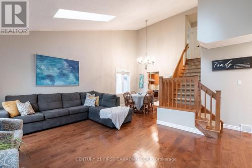 15 Parkside Crescent, London, ON - Indoor Photo Showing Living Room