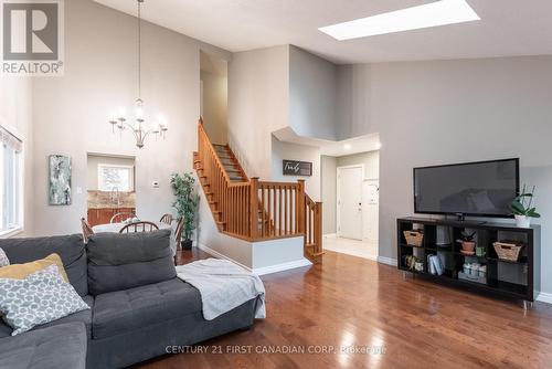 15 Parkside Crescent, London, ON - Indoor Photo Showing Living Room