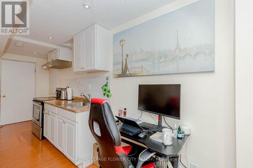 19 Flatlands Way, Brampton, ON - Indoor Photo Showing Kitchen