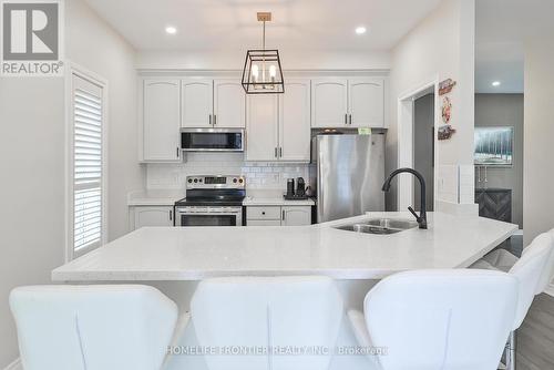 6 Raintree Crescent, Richmond Hill, ON - Indoor Photo Showing Kitchen With Stainless Steel Kitchen With Double Sink With Upgraded Kitchen