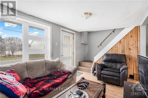 448 Telegraph Street, Alfred And Plantagenet, ON - Indoor Photo Showing Living Room