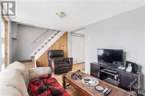 448 Telegraph Street, Alfred And Plantagenet, ON - Indoor Photo Showing Living Room