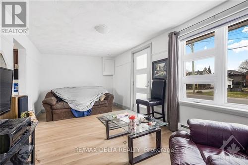 448 Telegraph Street, Alfred And Plantagenet, ON - Indoor Photo Showing Living Room