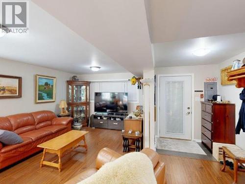 7236 Glacier Street, Powell River, BC - Indoor Photo Showing Living Room