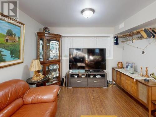 7236 Glacier Street, Powell River, BC - Indoor Photo Showing Living Room