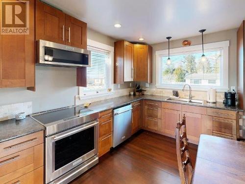 7236 Glacier Street, Powell River, BC - Indoor Photo Showing Kitchen