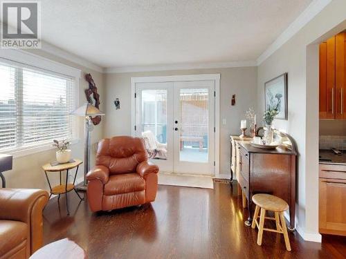 7236 Glacier Street, Powell River, BC - Indoor Photo Showing Living Room