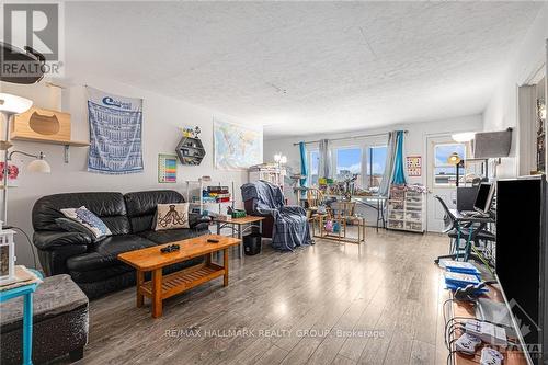 520-522 Alice Street, Cornwall, ON - Indoor Photo Showing Living Room