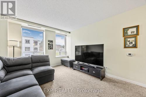 53 - 74 Ross Street, Barrie, ON - Indoor Photo Showing Living Room