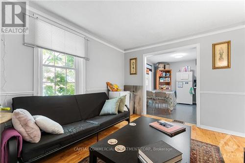 114 Barrette Street, Ottawa, ON - Indoor Photo Showing Living Room