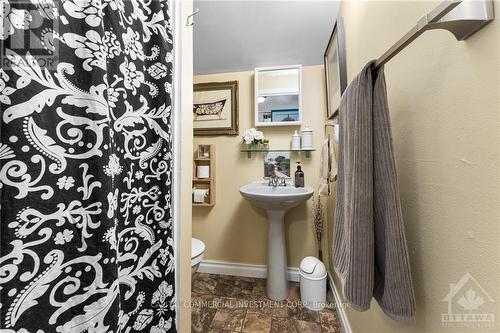 114 Barrette Street, Ottawa, ON - Indoor Photo Showing Bathroom