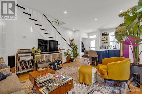 325 Hinchey Avenue, Ottawa, ON - Indoor Photo Showing Living Room