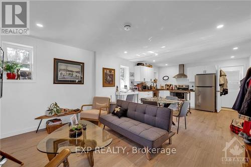 325 Hinchey Avenue, Ottawa, ON - Indoor Photo Showing Living Room