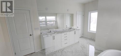 1865 Irish Moss Square, Pickering, ON - Indoor Photo Showing Bathroom