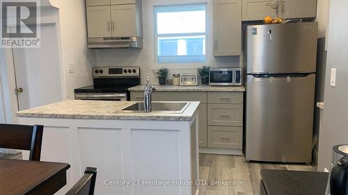 90 Margery Road, Welland (773 - Lincoln/Crowland), ON - Indoor Photo Showing Kitchen With Stainless Steel Kitchen