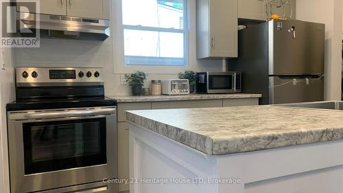 90 Margery Road, Welland (773 - Lincoln/Crowland), ON - Indoor Photo Showing Kitchen With Stainless Steel Kitchen