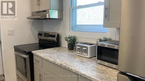 90 Margery Road, Welland (773 - Lincoln/Crowland), ON - Indoor Photo Showing Kitchen