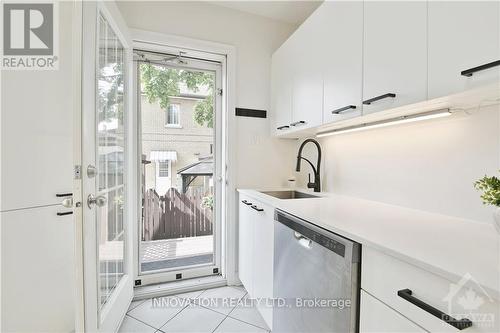 391 Greenwood Avenue, Ottawa, ON - Indoor Photo Showing Kitchen