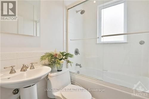 391 Greenwood Avenue, Ottawa, ON - Indoor Photo Showing Bathroom