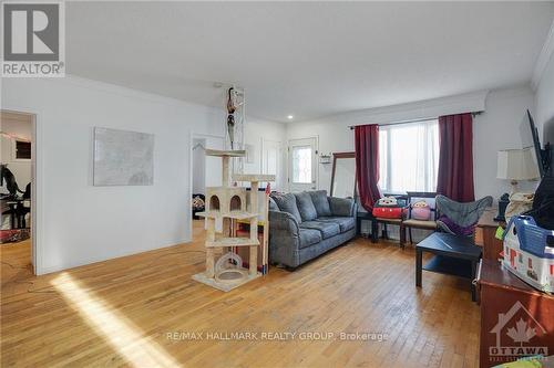 252 Emond Street, Ottawa, ON - Indoor Photo Showing Living Room