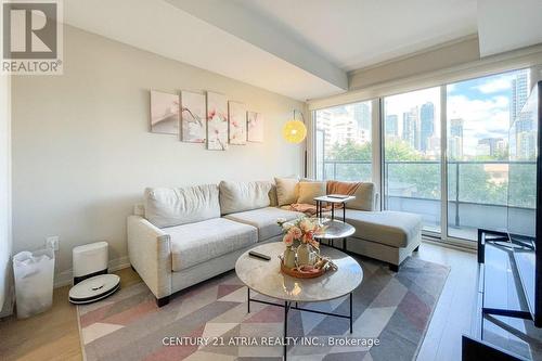 615 - 85 Wood Street, Toronto, ON - Indoor Photo Showing Living Room