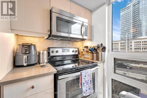 508 - 25 Lower Simcoe Street, Toronto, ON - Indoor Photo Showing Kitchen