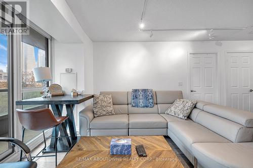 508 - 25 Lower Simcoe Street, Toronto, ON - Indoor Photo Showing Living Room