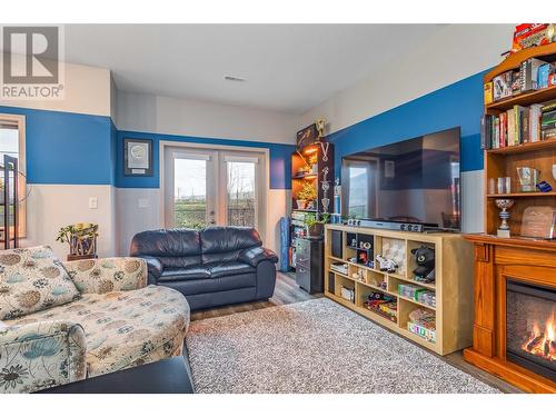 6900 Marshall Road Unit# 25, Vernon, BC - Indoor Photo Showing Living Room With Fireplace