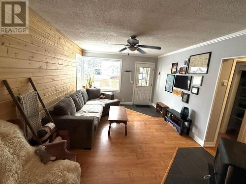 2365 Dewolfe Avenue, Kimberley, BC - Indoor Photo Showing Living Room