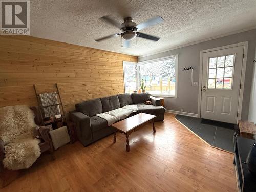 2365 Dewolfe Avenue, Kimberley, BC - Indoor Photo Showing Living Room