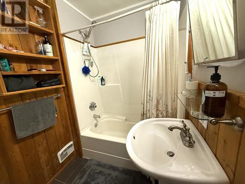 2365 Dewolfe Avenue, Kimberley, BC - Indoor Photo Showing Bathroom