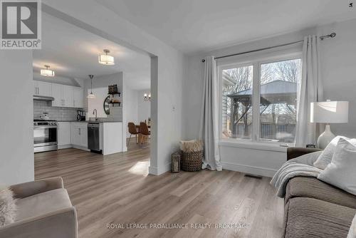 1001 Lombardy Street, Kingston (South Of Taylor-Kidd Blvd), ON - Indoor Photo Showing Living Room