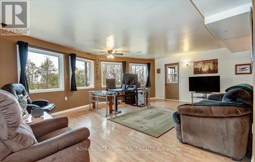 884 Centre Line Road, Marmora And Lake, ON - Indoor Photo Showing Living Room