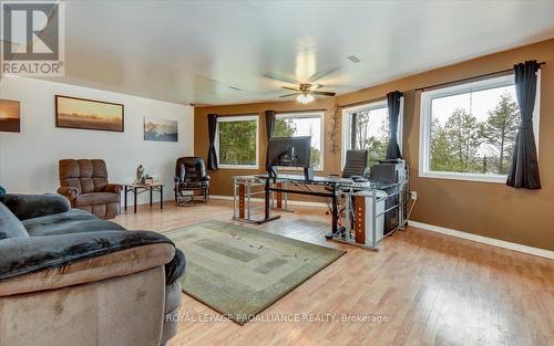 884 Centre Line Road, Marmora And Lake, ON - Indoor Photo Showing Living Room