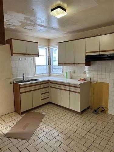 111 7Th Street N, Brandon, MB - Indoor Photo Showing Kitchen With Double Sink