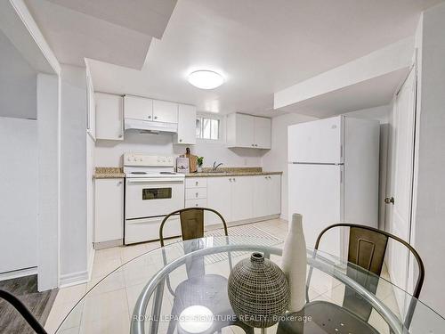 Ll-1 Worthington Cres, Toronto, ON - Indoor Photo Showing Kitchen