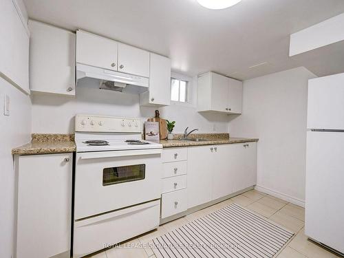 Ll-1 Worthington Cres, Toronto, ON - Indoor Photo Showing Kitchen