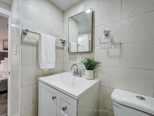 Ll-1 Worthington Cres, Toronto, ON - Indoor Photo Showing Bathroom