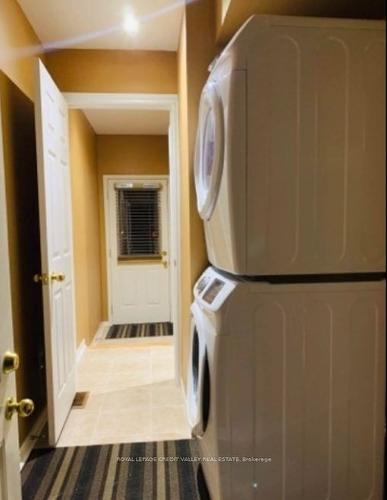 Bsmt-677 Courtney Valley Rd, Mississauga, ON - Indoor Photo Showing Laundry Room