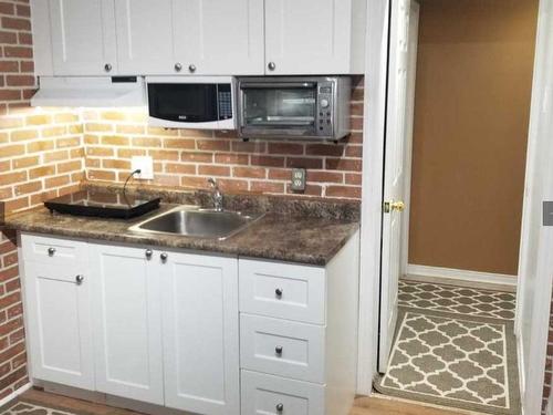 Bsmt-677 Courtney Valley Rd, Mississauga, ON - Indoor Photo Showing Kitchen