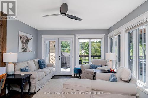 4422 Highway 15, Kingston, ON - Indoor Photo Showing Living Room