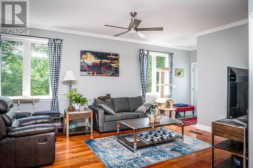 4422 Highway 15, Kingston, ON - Indoor Photo Showing Living Room