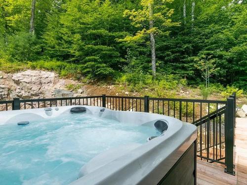 Hot tub - 30 Mtée De Kicking Horse, Morin-Heights, QC - Outdoor